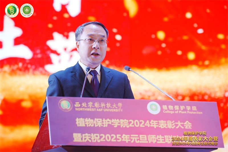 8001.太阳集团8722网站党委书记黄明学主持表彰大会.jpg