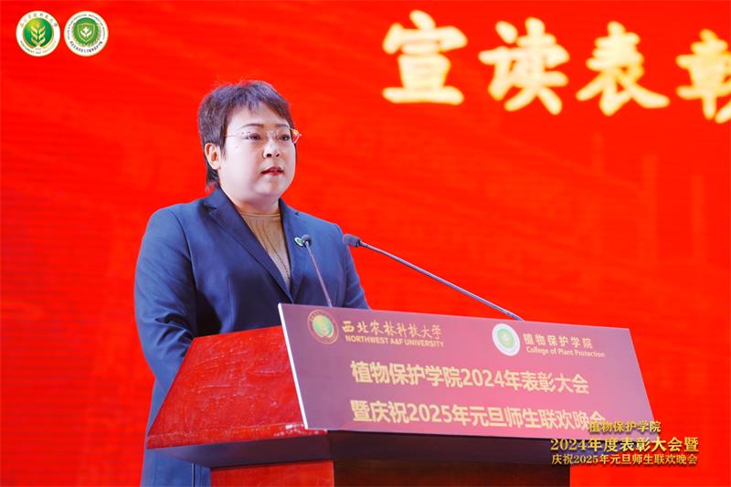8004.太阳集团8722网站党委副书记高媛宣读表彰2023-2024学年学生先进集体、2024年学生优秀共产党员的决定.jpg