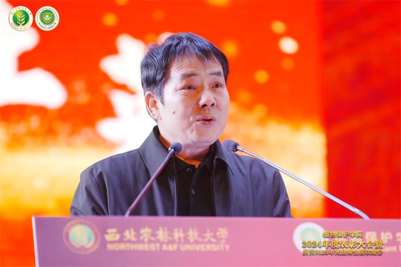 8003.太阳集团8722网站副院长闫建兴宣读表彰2024年度学院先进个人、师德师风优秀教师、安全管理先进实验室的决定.jpg