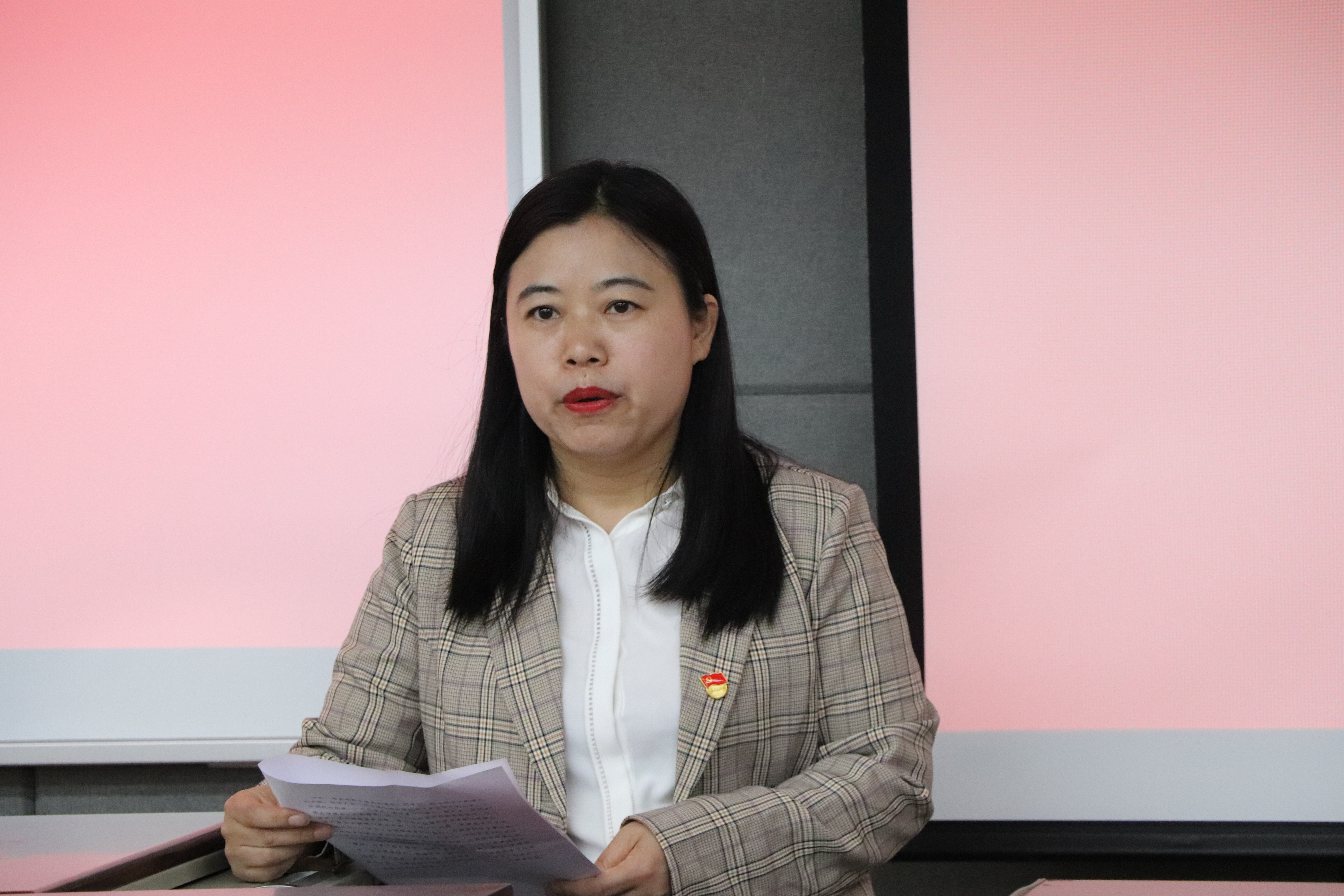 太阳集团8722网站党委副书记张艳玲主持报告会.JPG