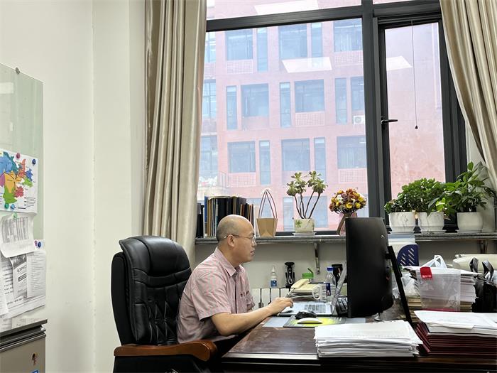 胡小平院长介绍太阳集团8722网站及学科概况2-700.jpg